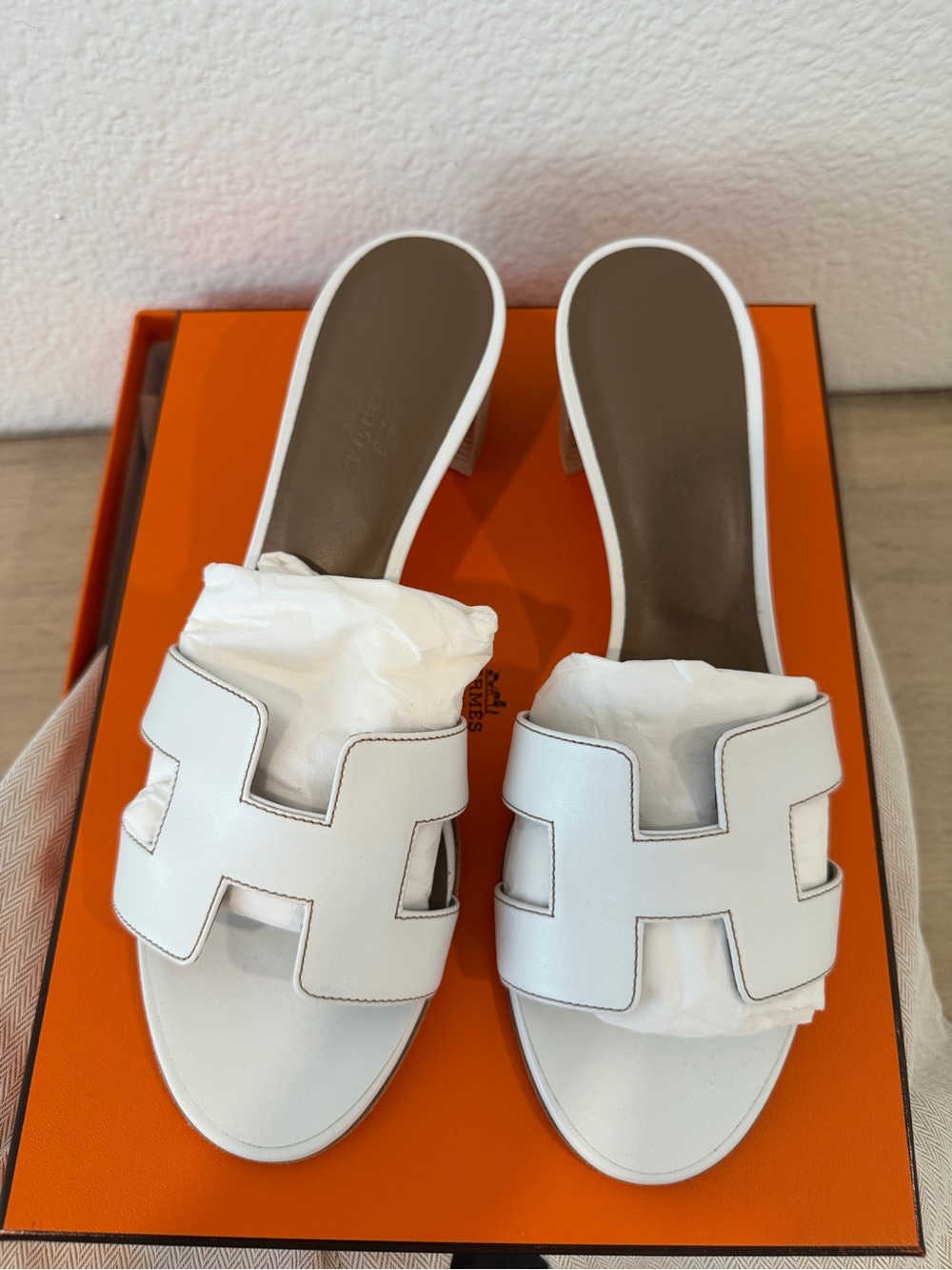 Hermes Oasis BRAND NEW White Leather Slide Sandals low heel size 39 w/ receipt - Picture 1 of 9